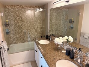 Hair dryer, towels, soap, toilet paper - Coastal Living in Encinitas - Steps to Beach - 3 BR Sleeps 6 (Encinitas)
