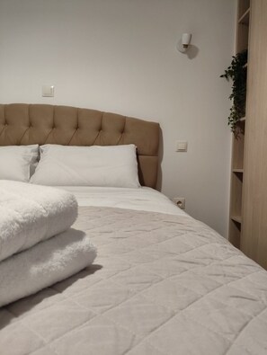 1 slaapkamer, een strijkplank/strijkijzer, gratis wifi, beddengoed