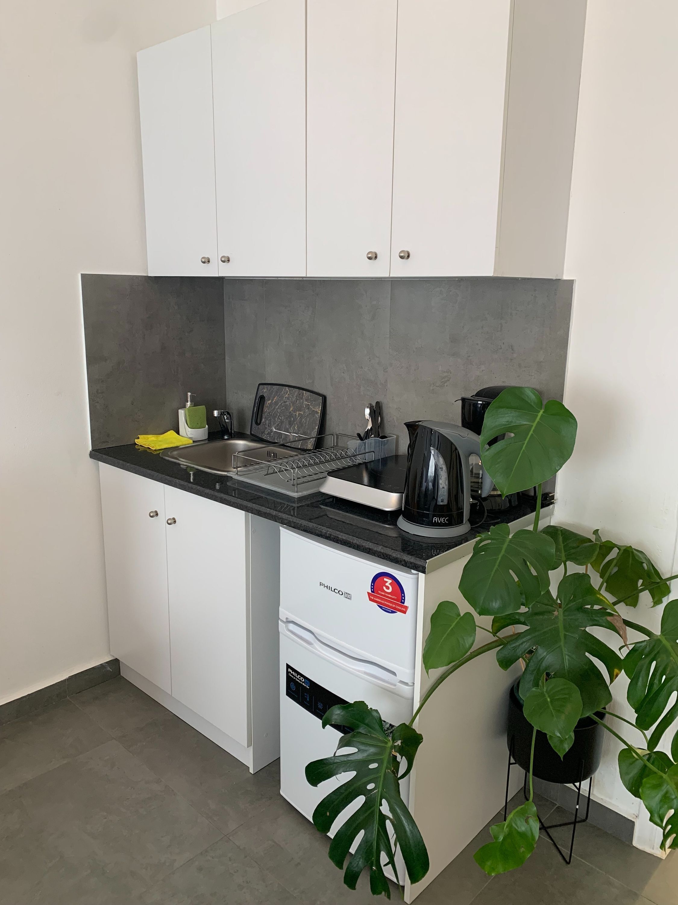 Fridge, coffee/tea maker