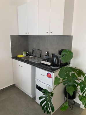 Fridge, coffee/tea maker - Urban Hermes Apartment (Athina)