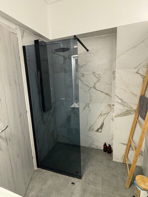 Shower, hair dryer, towels - Urban Hermes Apartment (Athina)