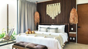 Un dormitorio moderno con una cama grande, cabecera de madera y un banco.