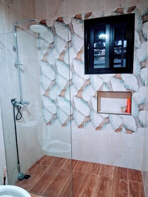 Douche, sèche-cheveux, serviettes fournies, savon