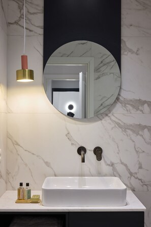 Shower, hair dryer, towels - The Athenian Chic Apartment in Kolonaki (Athina)