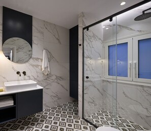 Shower, hair dryer, towels - The Athenian Chic Apartment in Kolonaki (Athina)