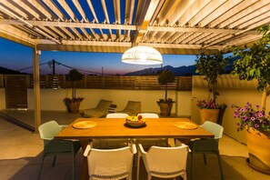 Outdoor dining - Ekaterini Luxury House (Lefkogeia)