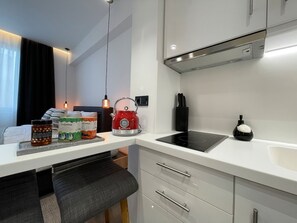 Fridge, stovetop, coffee/tea maker, spices - Monastiraki 513 @SuperHost Hub (Athina)