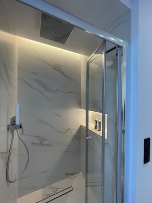 Shower, hair dryer, towels - Monastiraki 512 @SuperHost Hub (Athina)