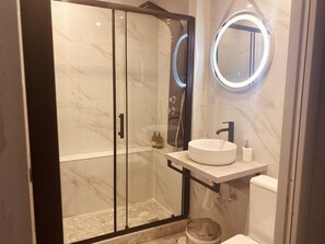 Shower, hair dryer, towels - Monastiraki 112 - 38m2 @SuperHost Hub (Athina)