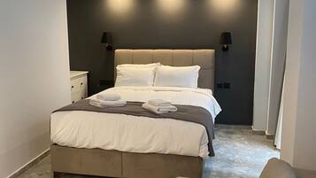 Una camera da letto moderna con un letto grande, due lampade da comodino e un comodino.