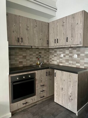Kühlschrank, Mikrowelle, Wasserkocher mit Kaffee-/Teezubehör, Gewürze