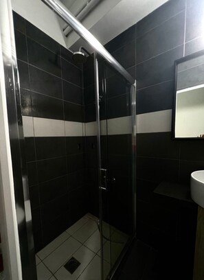 Dusche, Haartrockner, Handtücher