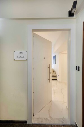 Ein Hotel Eingang mit einem Schild, das "M&M Smart suite" zeigt.