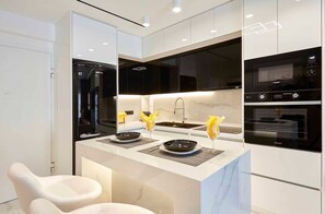 Fridge, microwave, oven, stovetop - Kallimarmaro  M&M Smart suite by SuperHost Hub (Athina)