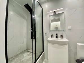 Shower, hair dryer, towels - 305 · Monastiraki 305 @SuperHost Hub (Athina)