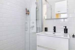 Dusche, Haartrockner, Handtücher