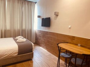 1 bedroom, desk, iron/ironing board, free WiFi - Monastiraki 506 @SuperHost Hub (Athina)