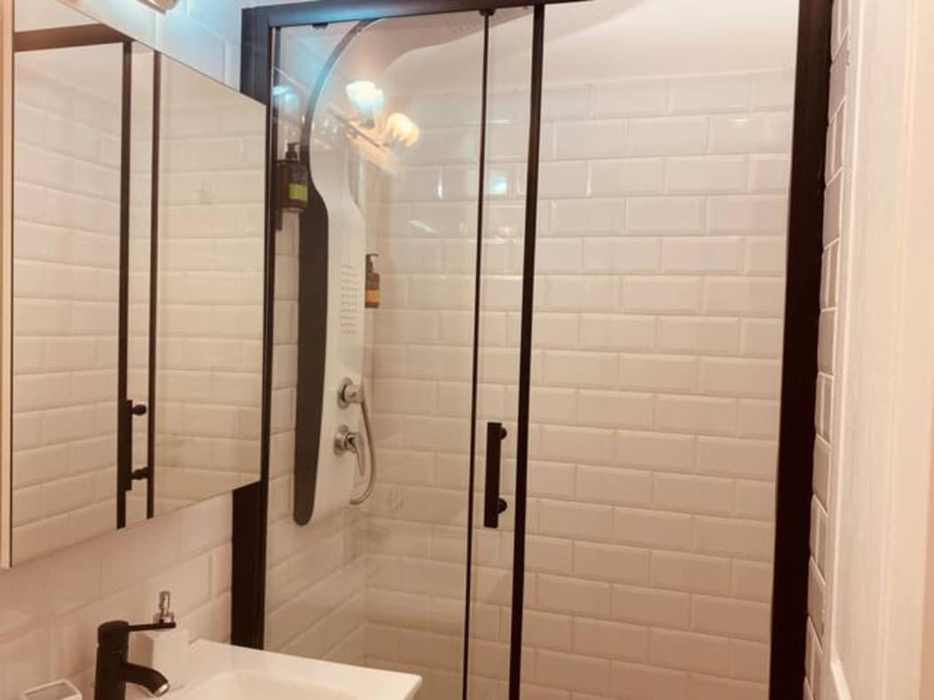 Een douche, een haardroger, handdoeken