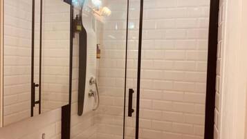 Een douche, een haardroger, handdoeken