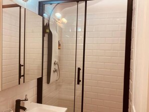 Shower, hair dryer, towels - Monastiraki 506 @SuperHost Hub (Athina)