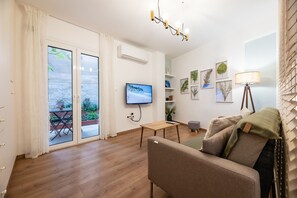 TV - Quiet Apartment with a Garden at Exarcheia (Athina)