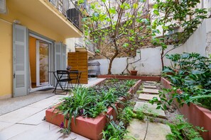 Terrace/patio - Quiet Apartment with a Garden at Exarcheia (Athina)