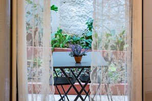 Dining - Quiet Apartment with a Garden at Exarcheia (Athina)