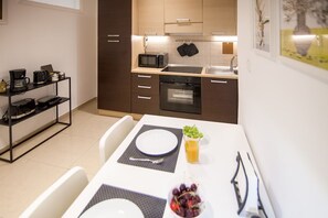 Fridge, microwave, oven, stovetop - The Acropolis Erenest (Athina)