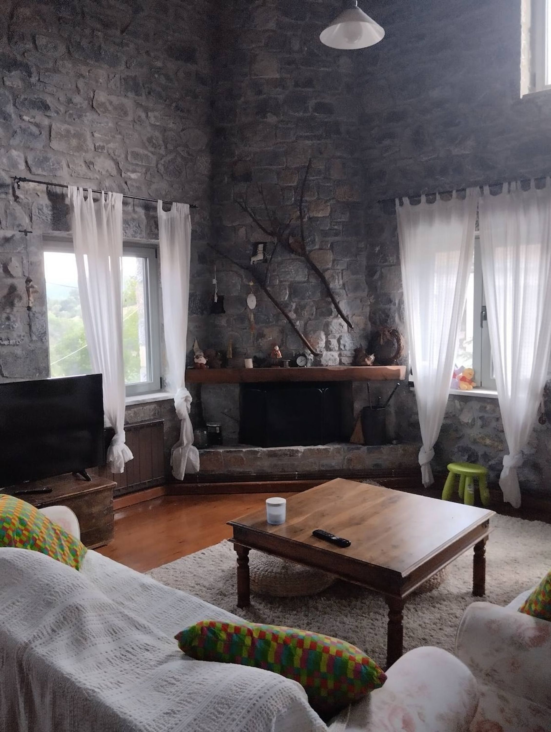 TV, fireplace
