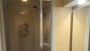 A bathroom with a glass-enclosed shower, a toilet, and a sink. - VanDusen Homestay in Vancouver Close to UBC and Public Transits (Vancouver)