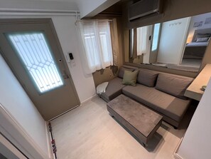 TV, offices - Diego’s cozy Athens Apartment, Walk to Acropolis (Athina)