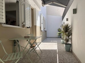 Outdoor dining - Diego’s cozy Athens Apartment, Walk to Acropolis (Athina)