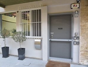 Exterior detail - Athens Zeus  A by Super Host Hub (Μενεμένη)