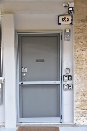 Exterior detail - Athens Zeus  A by Super Host Hub (Μενεμένη)