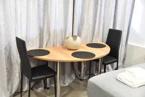 Dining - Athens Zeus  A by Super Host Hub (Μενεμένη)