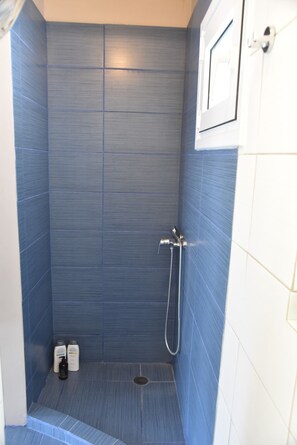 Shower, hair dryer, towels - Athens Tiny rooftop by Super Host Hub (Μενεμένη)