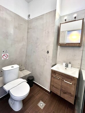 Shower, hair dryer, towels - Monastiraki 508 Central Suite (Athina)
