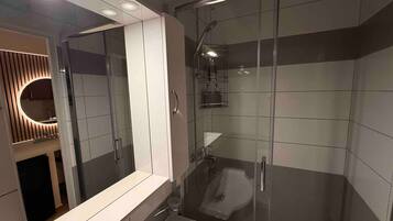 Shower, hair dryer, towels