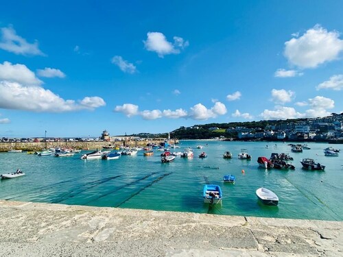 St Ives Cottage, 2 minutes walk to beach & town, garden, sleeps 6, pets welcome