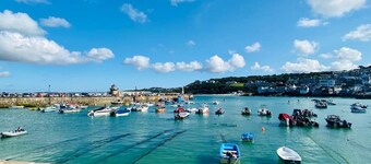 St Ives Cottage, 2 minutes walk to beach & town, garden, sleeps 6, pets welcome