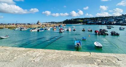 St Ives Cottage, 2 minutes walk to beach & town, garden, sleeps 6, pets welcome