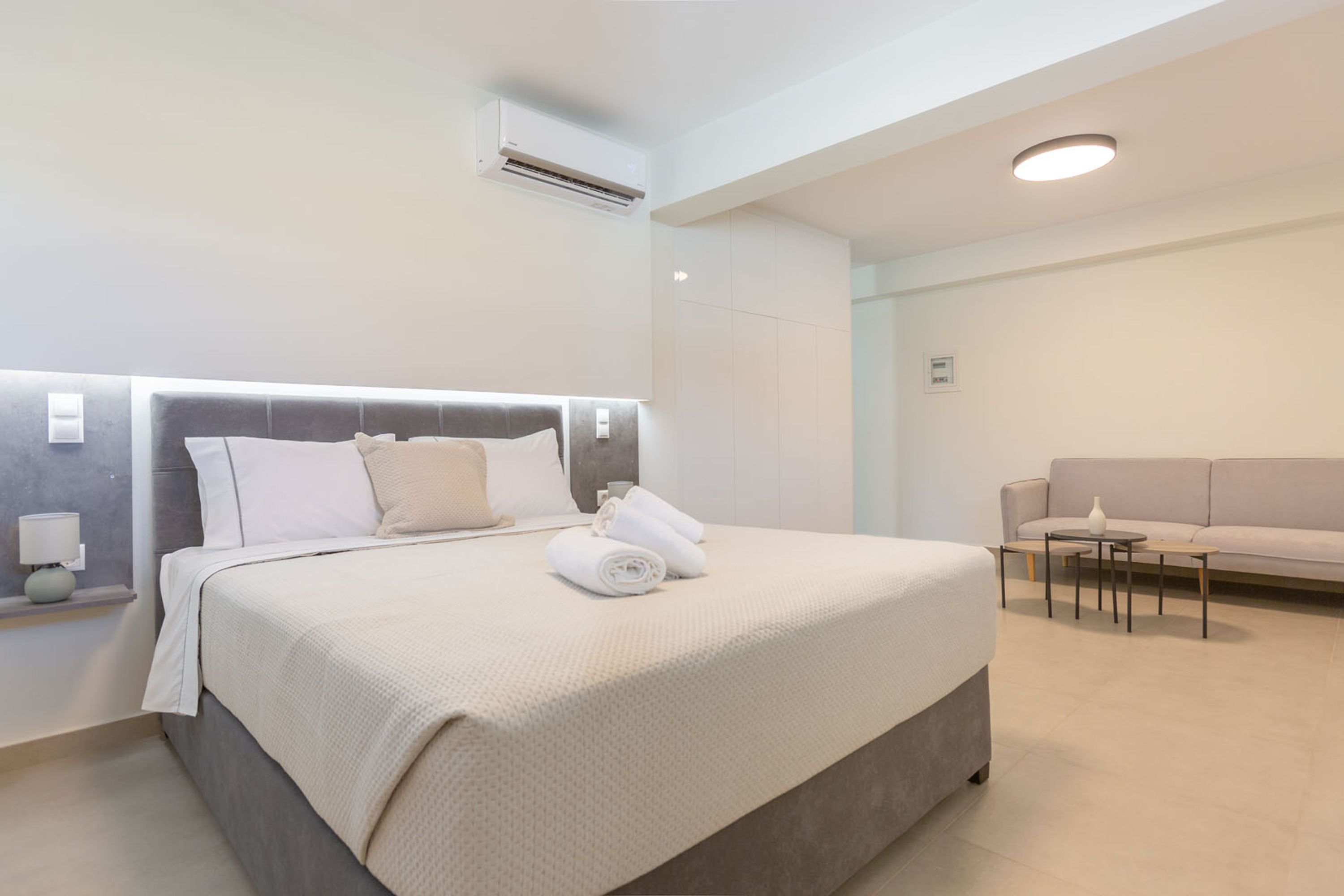 2 Schlafzimmer, Schreibtisch, Bügeleisen/Bügelbrett, Reisekinderbett
