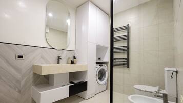 Shower, hair dryer, towels
