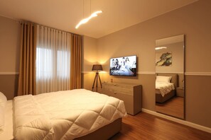 1 chambre, bureau, fer et planche à repasser, lit parapluie