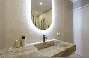 Hair dryer, towels - Grandstay Apartments 001 (Durrës)