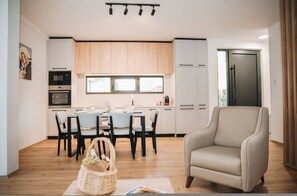 Dining - Parrot's Home in Plazhi San Pietro (Plazhi San Pietro)