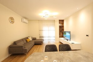 TV - Grandstay Portside in Durrës (Durrës)