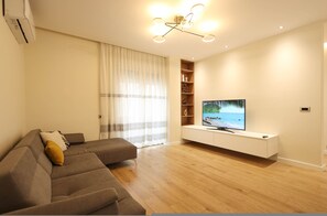 TV - Grandstay Portside in Durrës (Durrës)