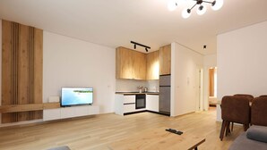 Eine moderne Wohnung mit Küche, Essbereich und Wohnzimmer.