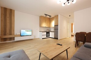Un apartamento moderno con cocina, comedor y sala de estar.